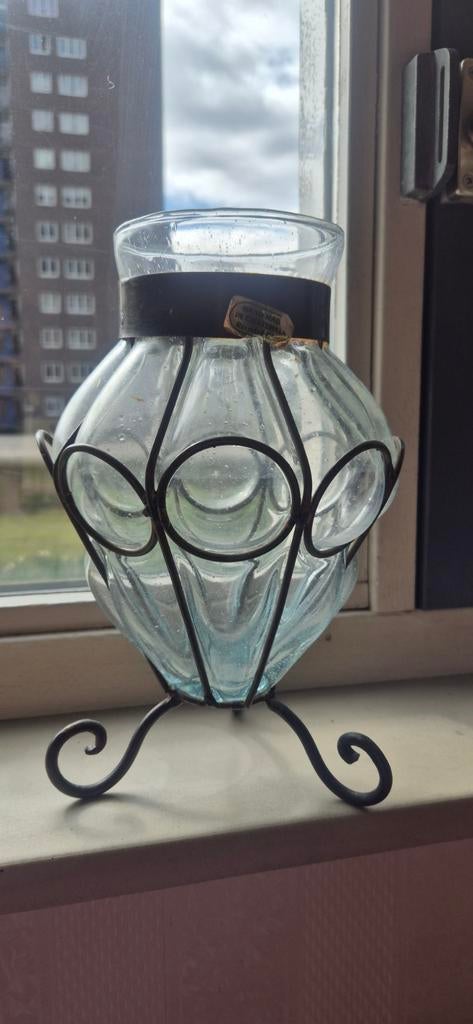 Vaas uit Guatemala in ijzeren omhulsel, Huis en Inrichting, Woonaccessoires | Vazen, Ophalen, Overige kleuren, Glas, Minder dan 50 cm