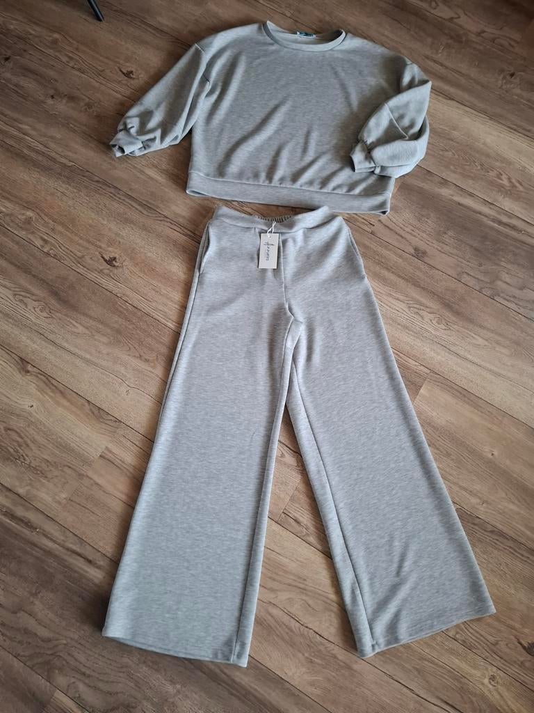 Azzurro grijze co ord set. Travelstof pak. Iz naiz. Zoso. L., Kleding | Dames, Ophalen of Verzenden, Nieuw, Maat 38/40 (M), Grijs