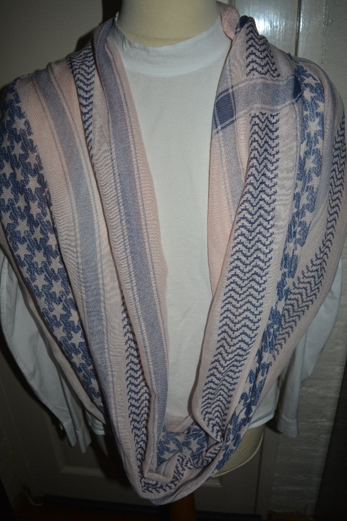 leuke ronde shawl, pastel roze en blauw, Ophalen of Verzenden, Zo goed als nieuw, Maat 46/48 (XL) of groter, Sjaal