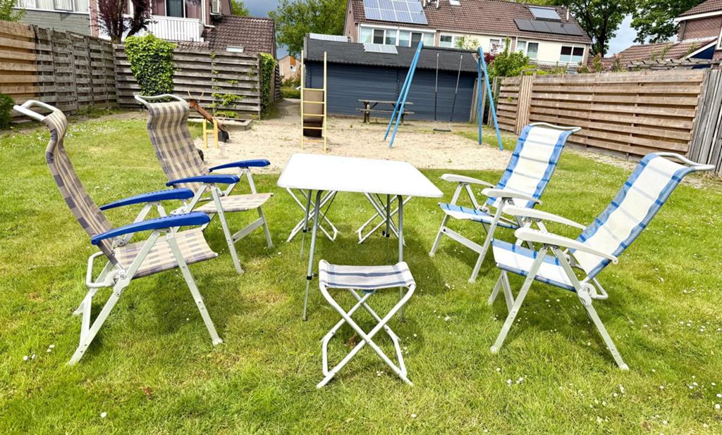 Complete Campingset: Tafel, 4 Stoelen en 3 Krukjes., Ophalen, Zo goed als nieuw, Campingstoel