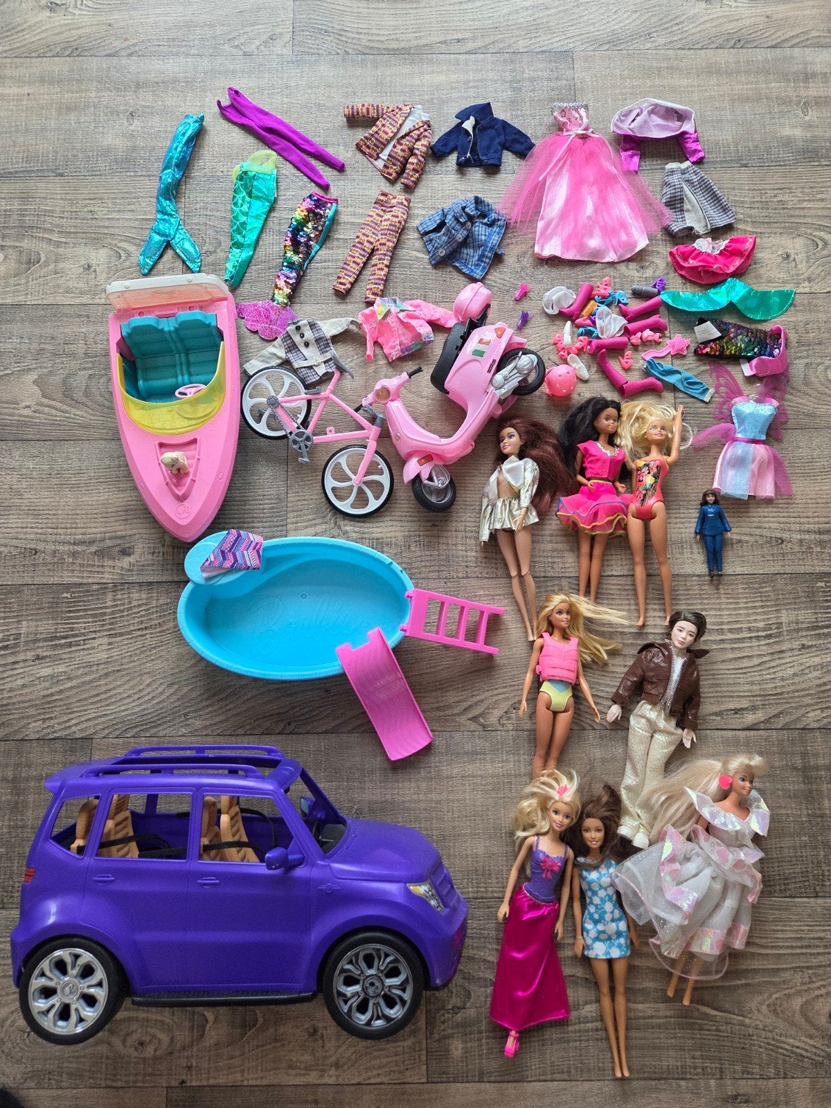 Grote Barbie set met auto, boot, scooter, fiets en poppen, Ophalen of Verzenden, Gebruikt, Barbie