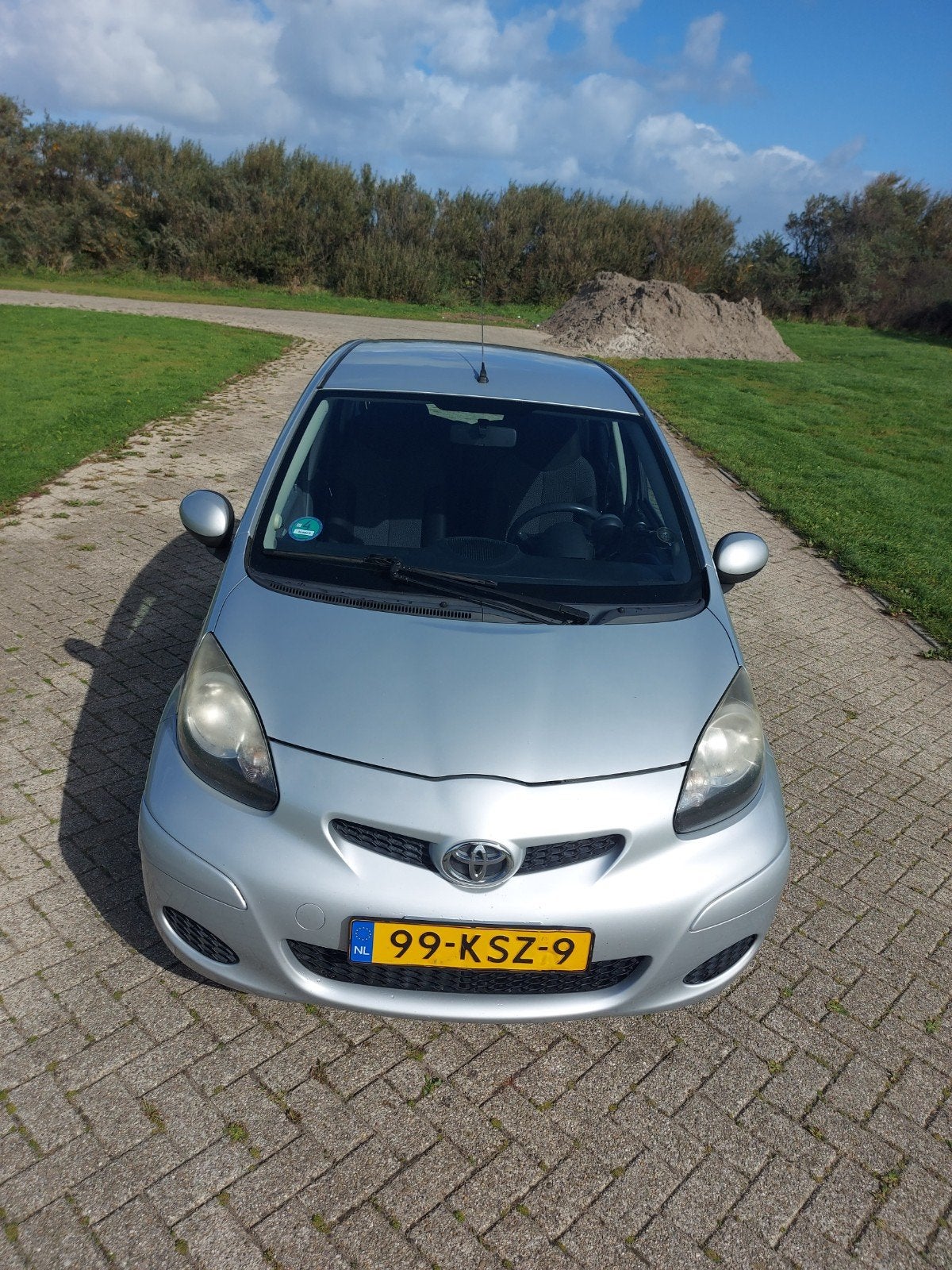 Te koop aangeboden nette Toyota Aygo, bouwjaar 2010, grijs., Voorwielaandrijving, Leder en Stof, 905 kg, Handgeschakeld