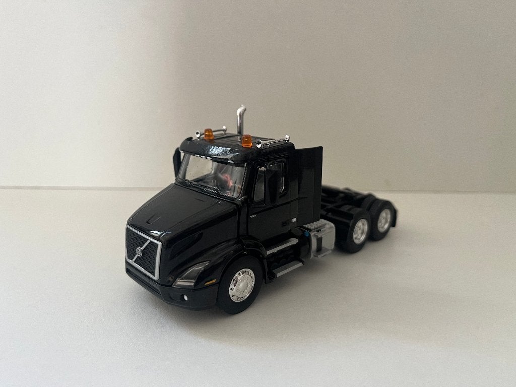 Zwarte Volvo VNR 300 van First Gear met zwaailampen, Ophalen of Verzenden, Nieuw, Bus of Vrachtwagen, Overige merken