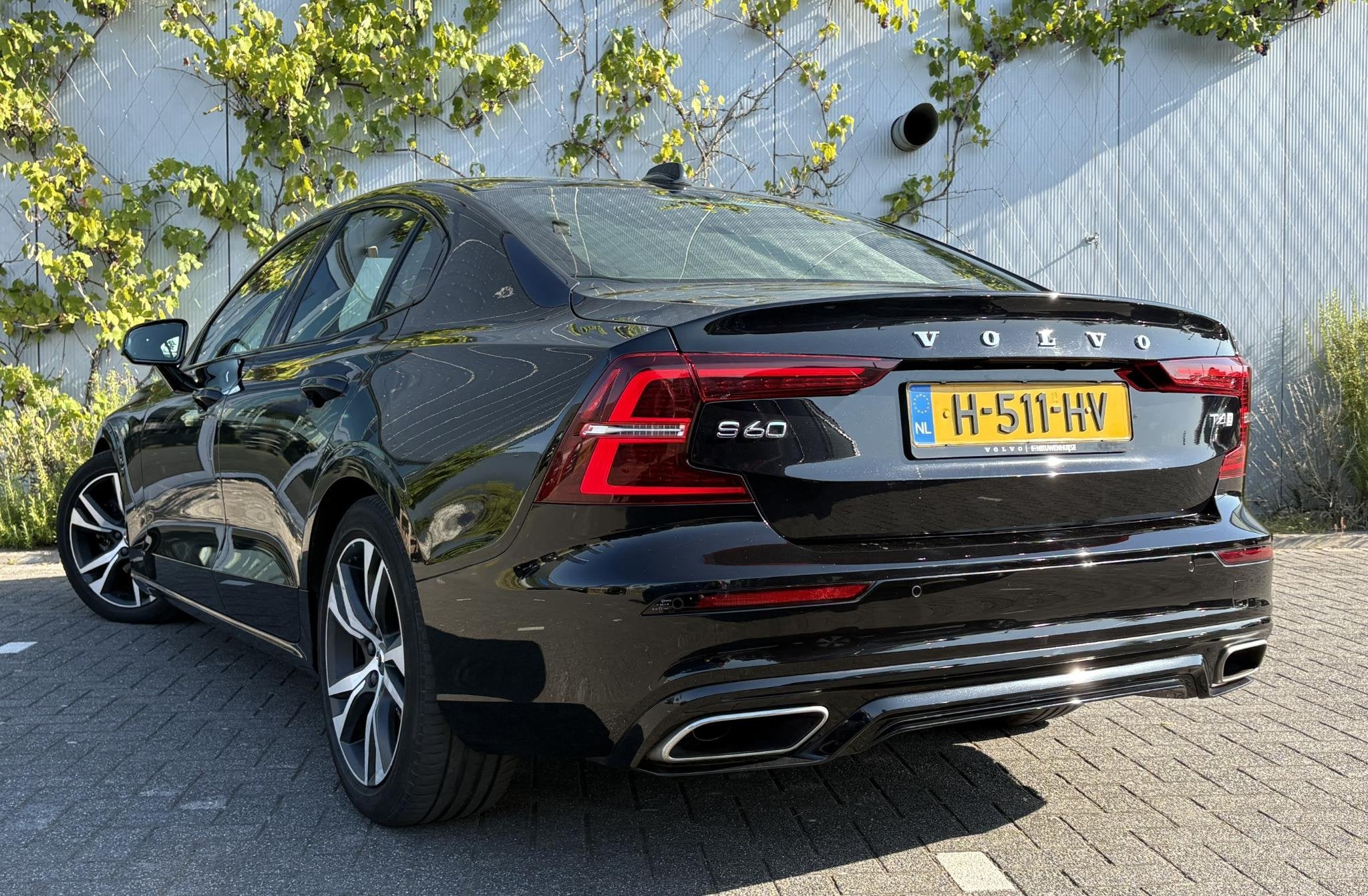 Volvo S60 2.0 T4 R-Design | Achteruitrijcamera | Parkeersens, 15 km/l, Euro 6, S60, Zwart