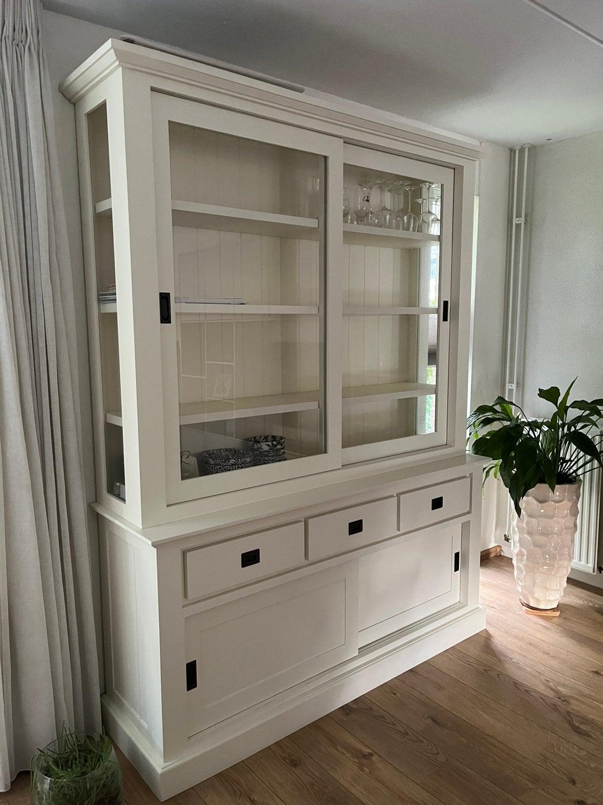 Witte stevige buffetkast (hout en glas), Ophalen, Zo goed als nieuw, 25 tot 50 cm, 200 cm of meer