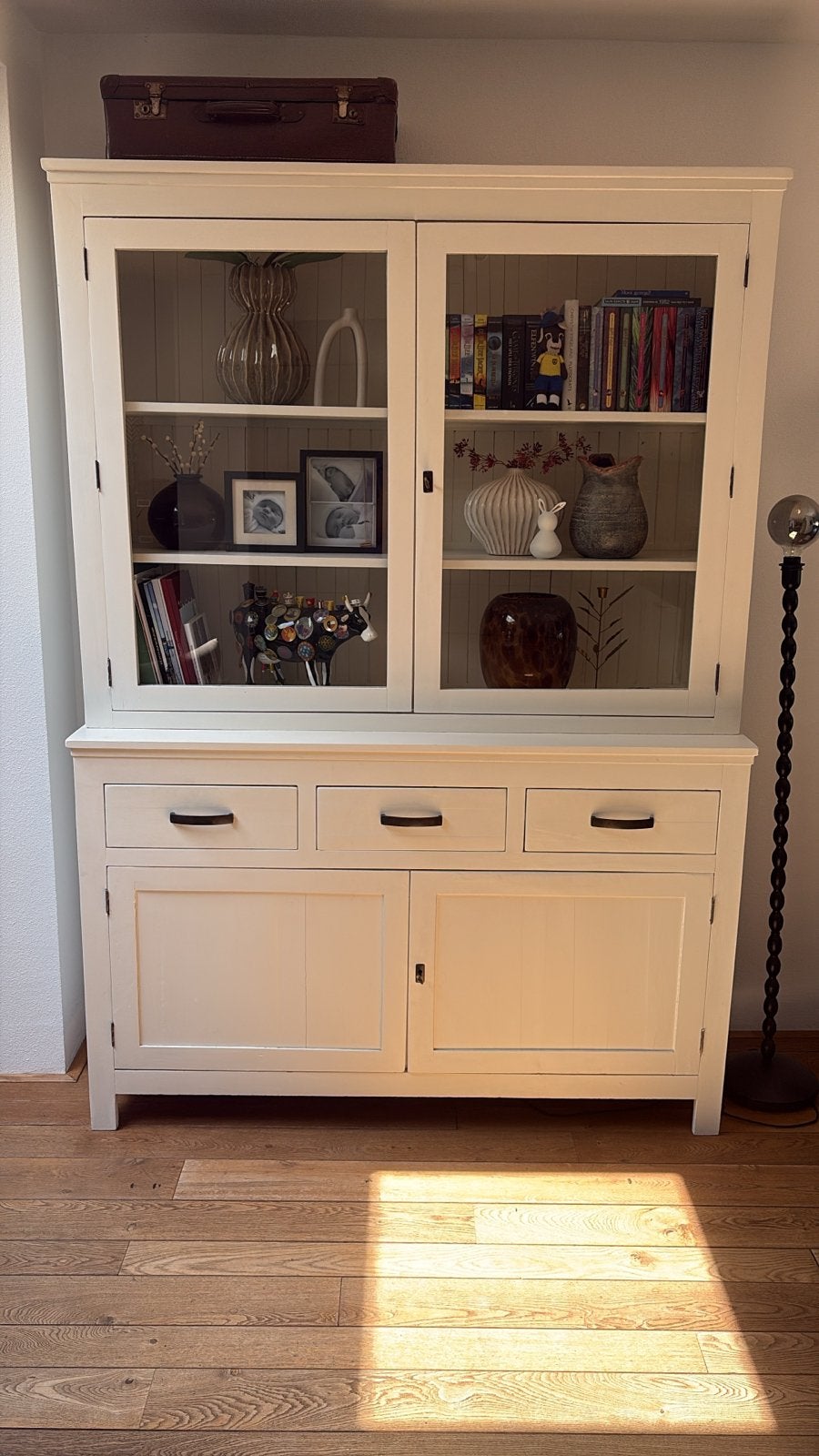 Degelijke buffetkast met vitrine en lades, Gebruikt, 100 tot 150 cm, Ophalen of Verzenden, Met lade(s)
