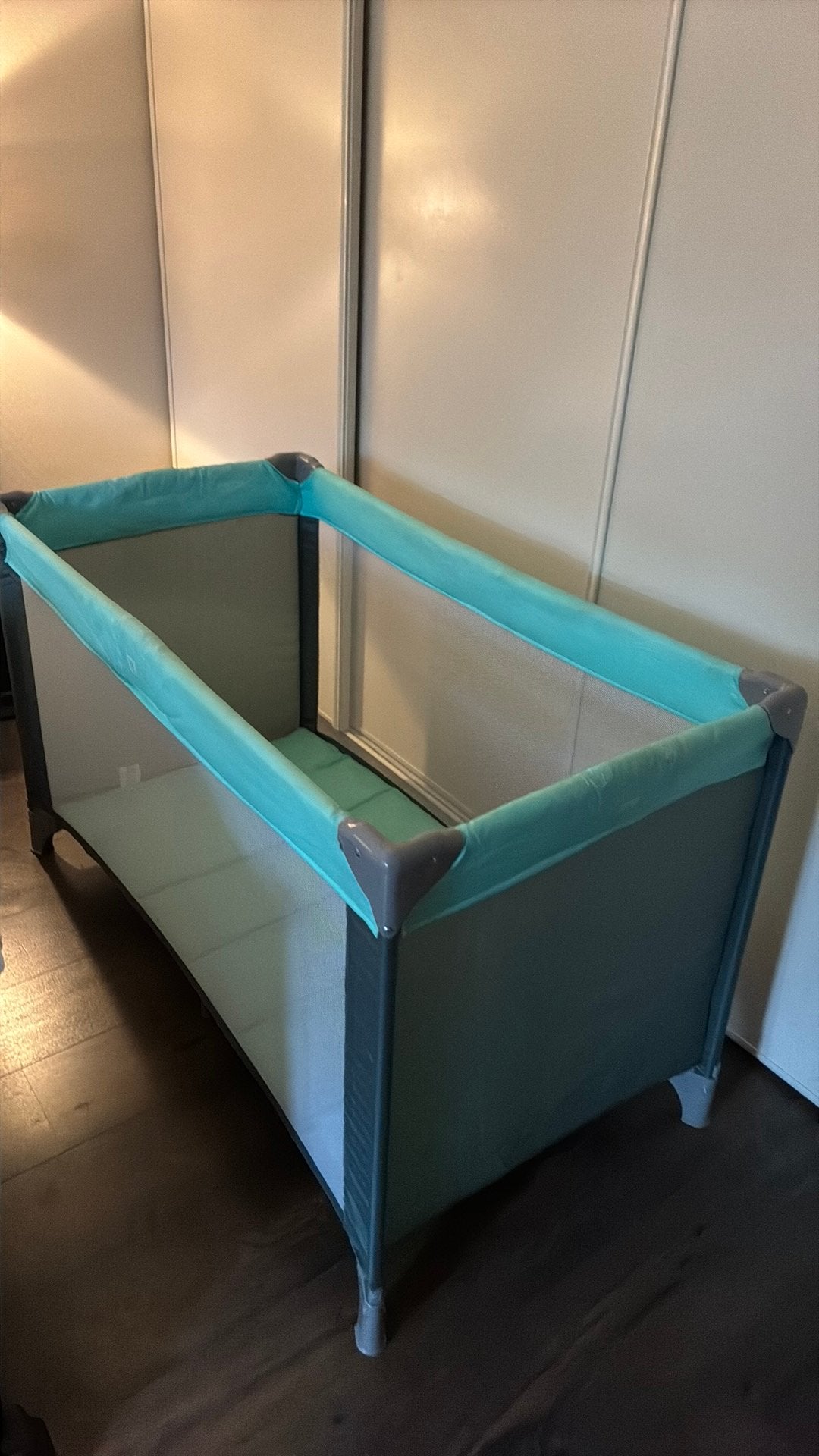 Opvouwbaar campingbedje.Mintgroen.Inclusief los matras., Ophalen, Gebruikt, Reisbedje