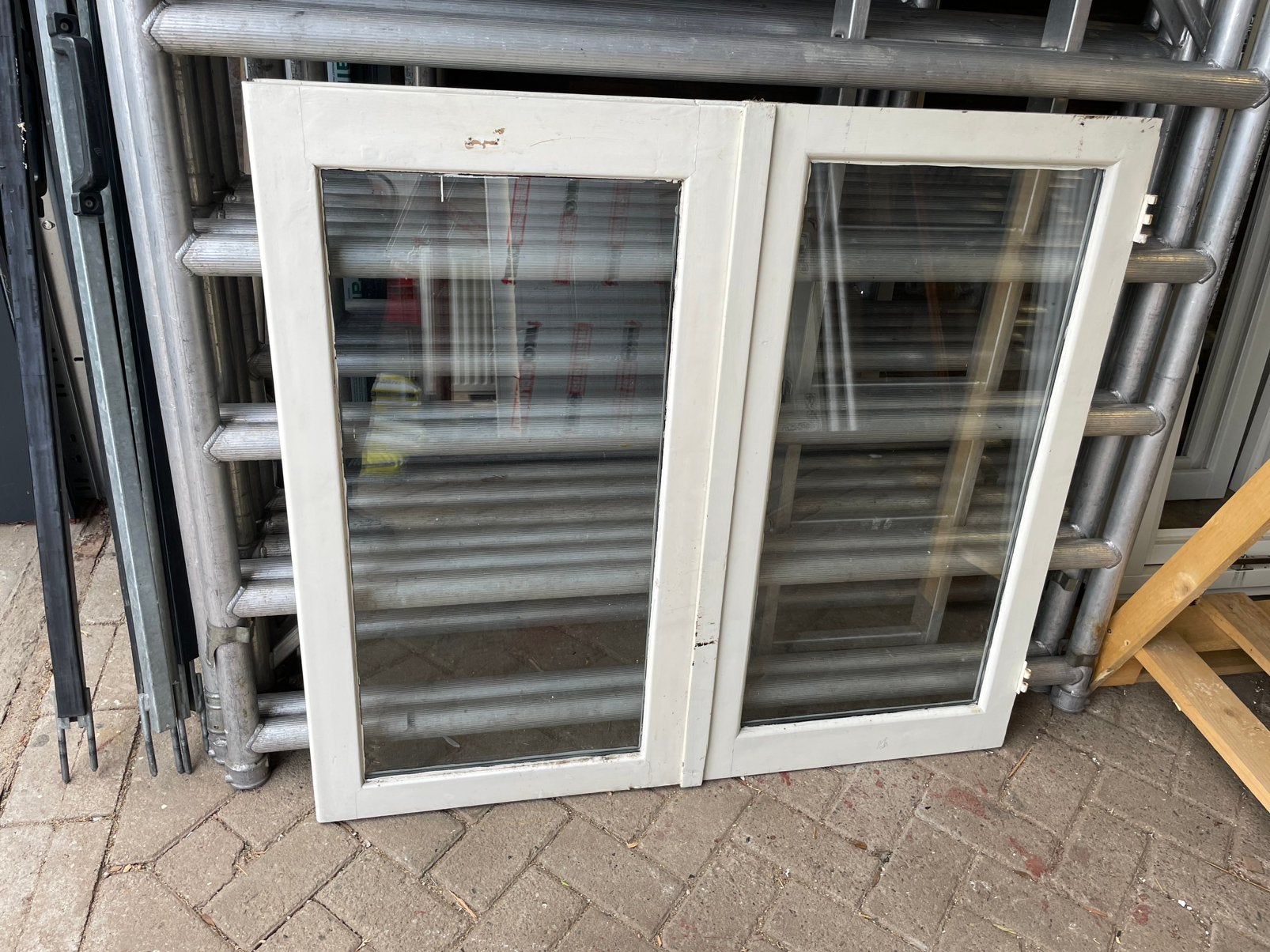 Oude jaren 30 openslaande ramen 115 x 104 cm. B x H, Ophalen