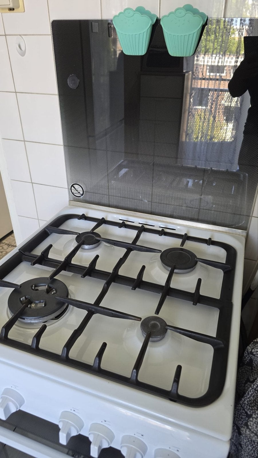Indesit gasfornuis met oven - zo goed als nieuw, Witgoed en Apparatuur, Fornuizen, Ophalen, 4 kookzones, Zo goed als nieuw, Gas