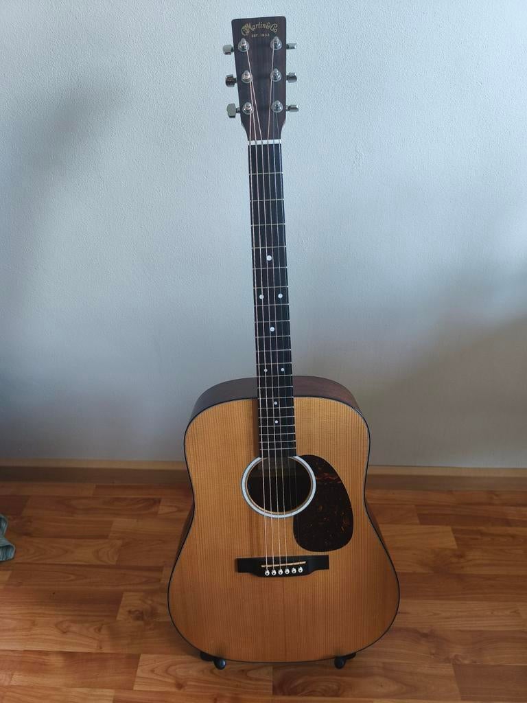Martin D-10E Road Series – Solid Wood + Pickup & Built-in-tu, Muziek en Instrumenten, Snaarinstrumenten | Gitaren | Akoestisch