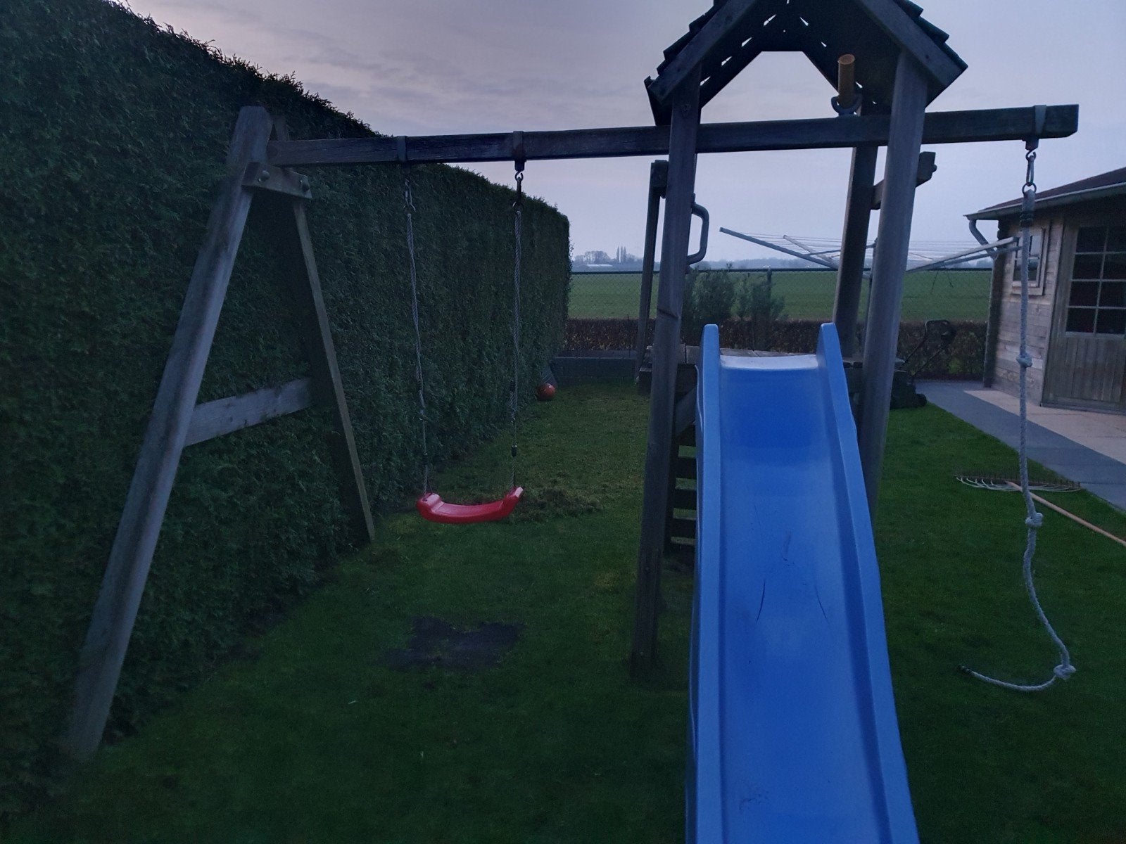 Speelgoedhuisje met schommel en glijbaan, Ophalen of Verzenden, Hout