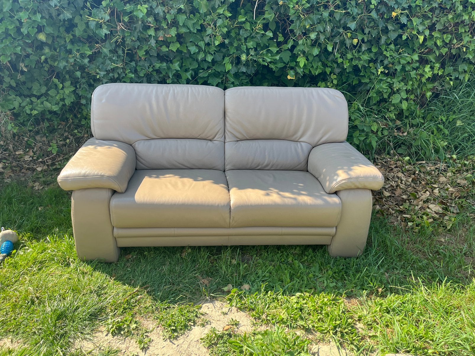 Tweezitter mooi en net bankje merk Himolla, kleur taupe., Ophalen, Kunststof, Gebruikt, Tweepersoons