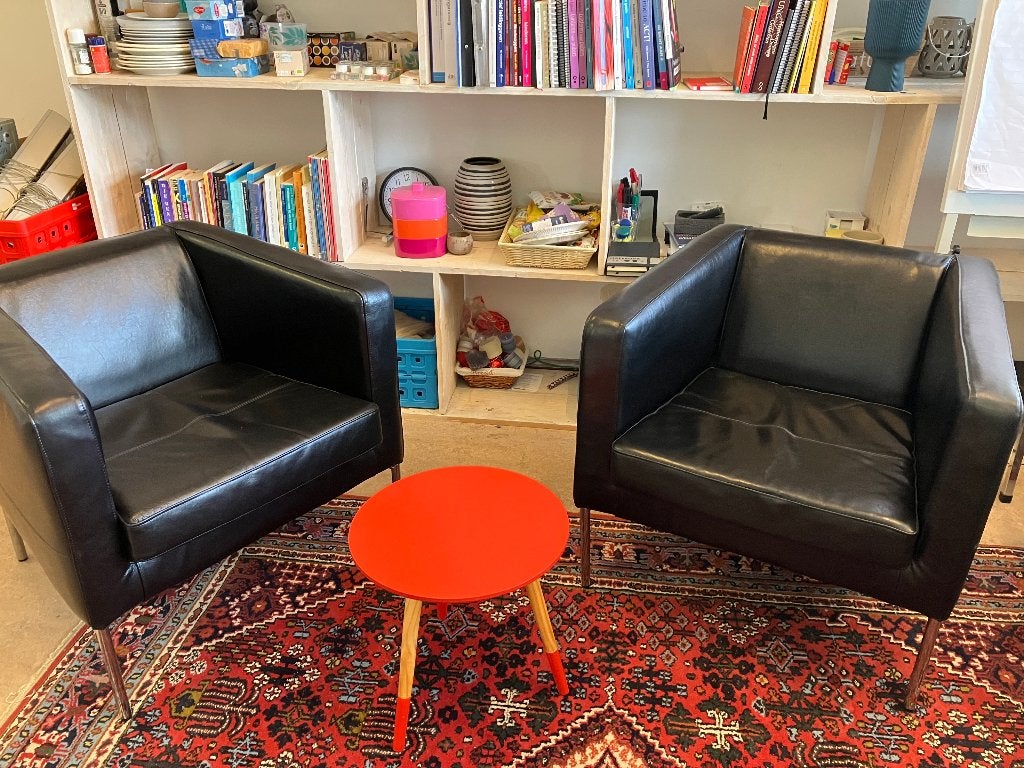 2 Design Stoelen - Zwart Leer - Goede Staat, Huis en Inrichting, Fauteuils, Ophalen, Modern en strak, Zo goed als nieuw, 75 tot 100 cm