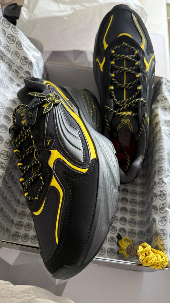 Puma x Pokémon Umbreon Sneakers - Maat 44.5, Ophalen of Verzenden, Nieuw, Zwart, Sneakers of Gympen