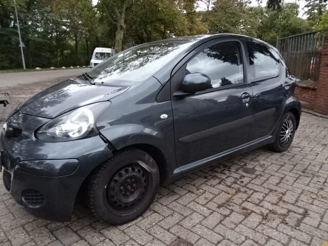 Toyota Aygo bj 2010 5 deurs 1kr b52 voor demontage., Gebruikt, -, -, Ophalen of Verzenden