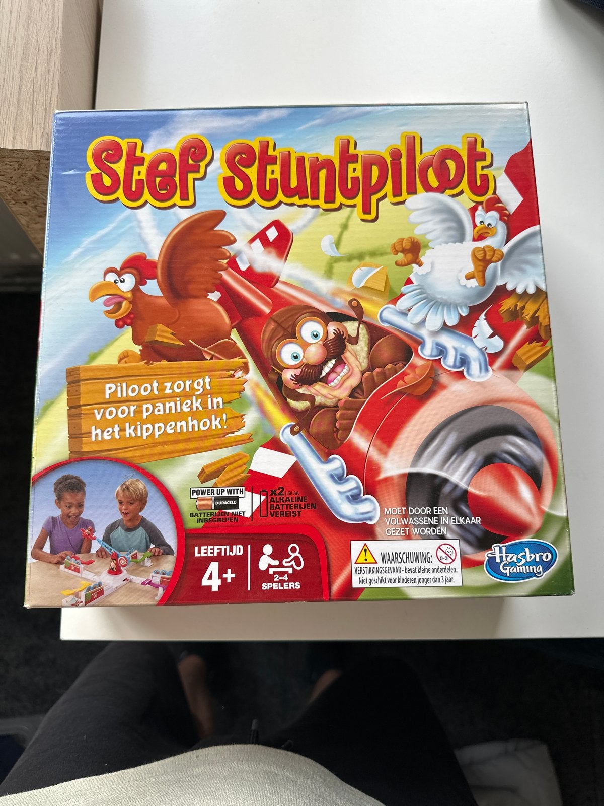 Stef Stuntpiloot - Leuk familiespel van Hasbro Gaming, Drie of vier spelers, Ophalen, Zo goed als nieuw