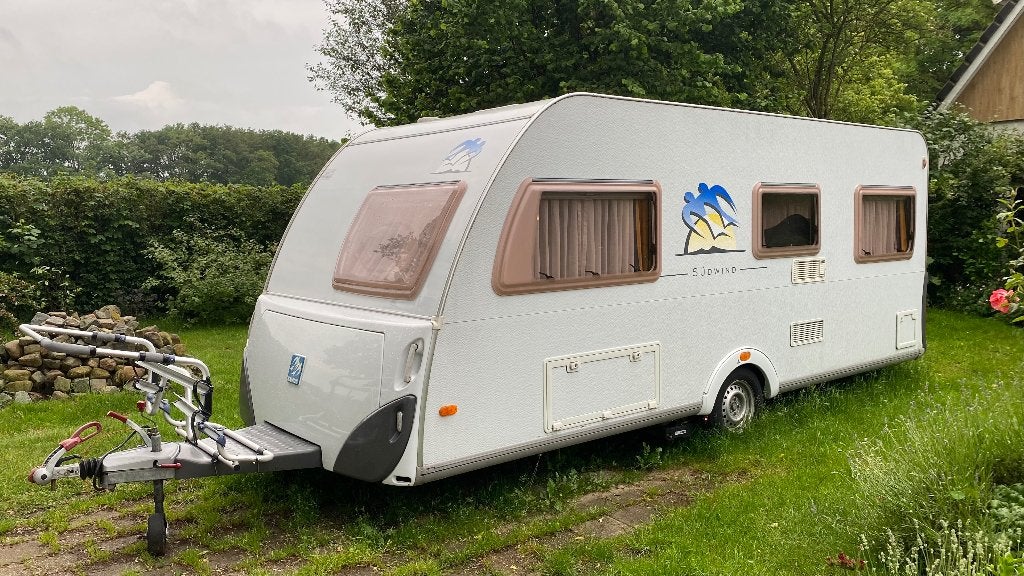 Knaus Sudwind 540, 2004, met voortent, luifel en mover, Caravans en Kamperen, Kachel, Omvormbare zithoek, Rondzit, Particulier