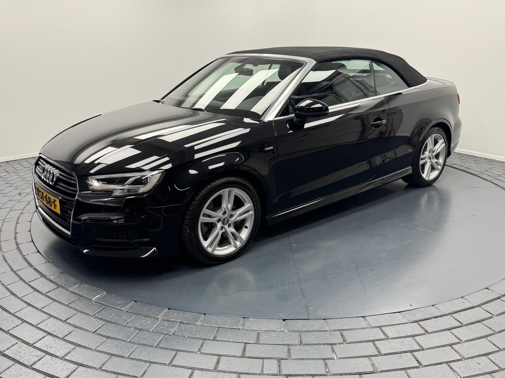 Audi A3 Cabriolet 40 TFSI 190PK Quattro S-Line Automaat-Navi, Automaat, Gebruikt, 4 stoelen, Zwart