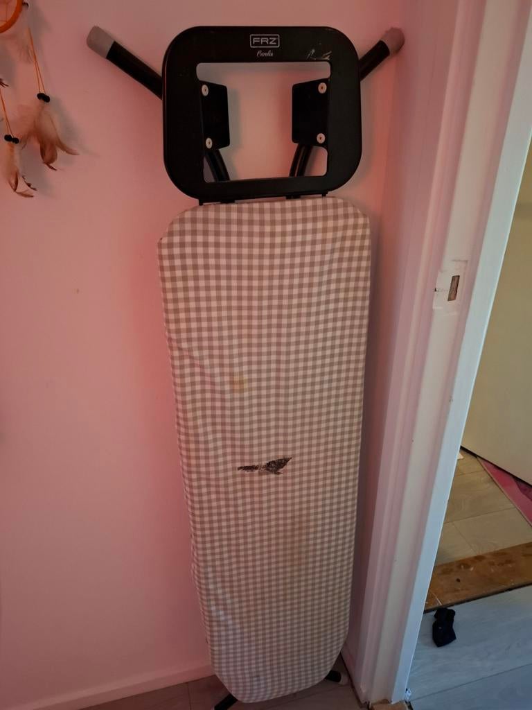 Strijkplank met FRZ Carolia houder, Ophalen