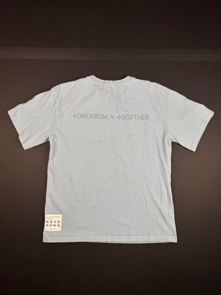 TXT tomorrow x together official merch shirt tdc: eternity, Kleding | Heren, T-shirts, Gedragen, Maat 48/50 (M), Blauw, Ophalen of Verzenden
