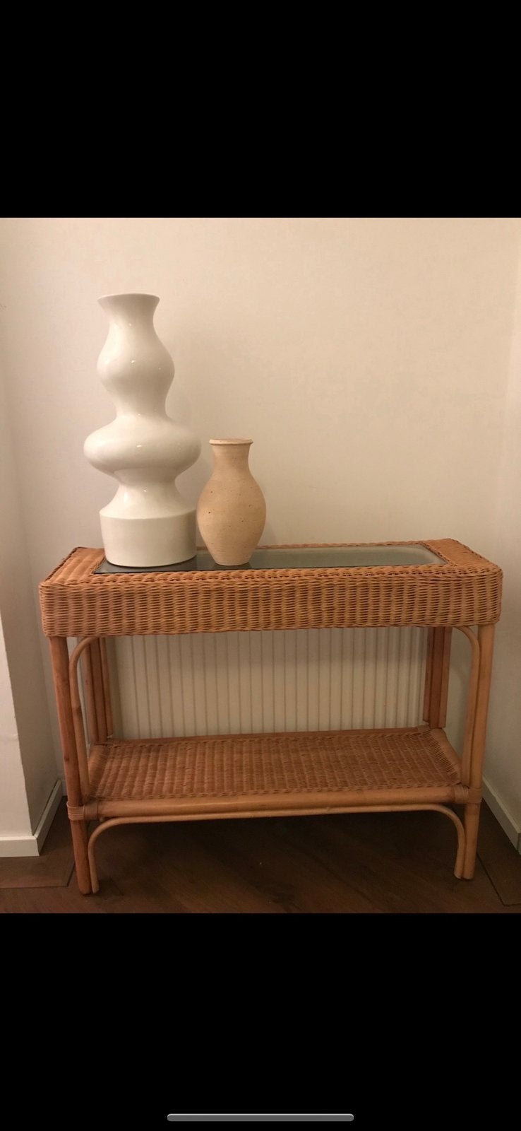 Rieten side table met glasplaat, Huis en Inrichting, Tafels | Sidetables, Ophalen, 100 tot 150 cm, Zo goed als nieuw, 25 tot 50 cm