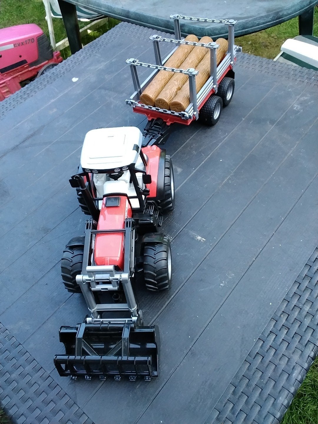 Bruder tractor met aanhanger en houtblokken € 30, Ophalen of Verzenden, Gebruikt