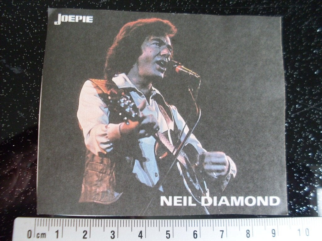 sticker Neil Diamond Joepie, Verzamelen, Verzenden, Zo goed als nieuw, Film, Tv of Omroep