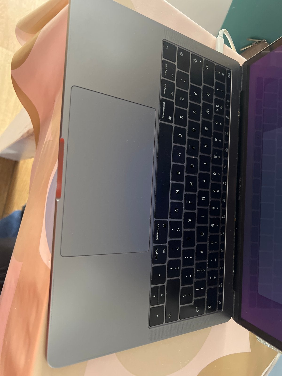 Foto 4 van MacBook Pro (2017) met oplader - Lichte krasjes