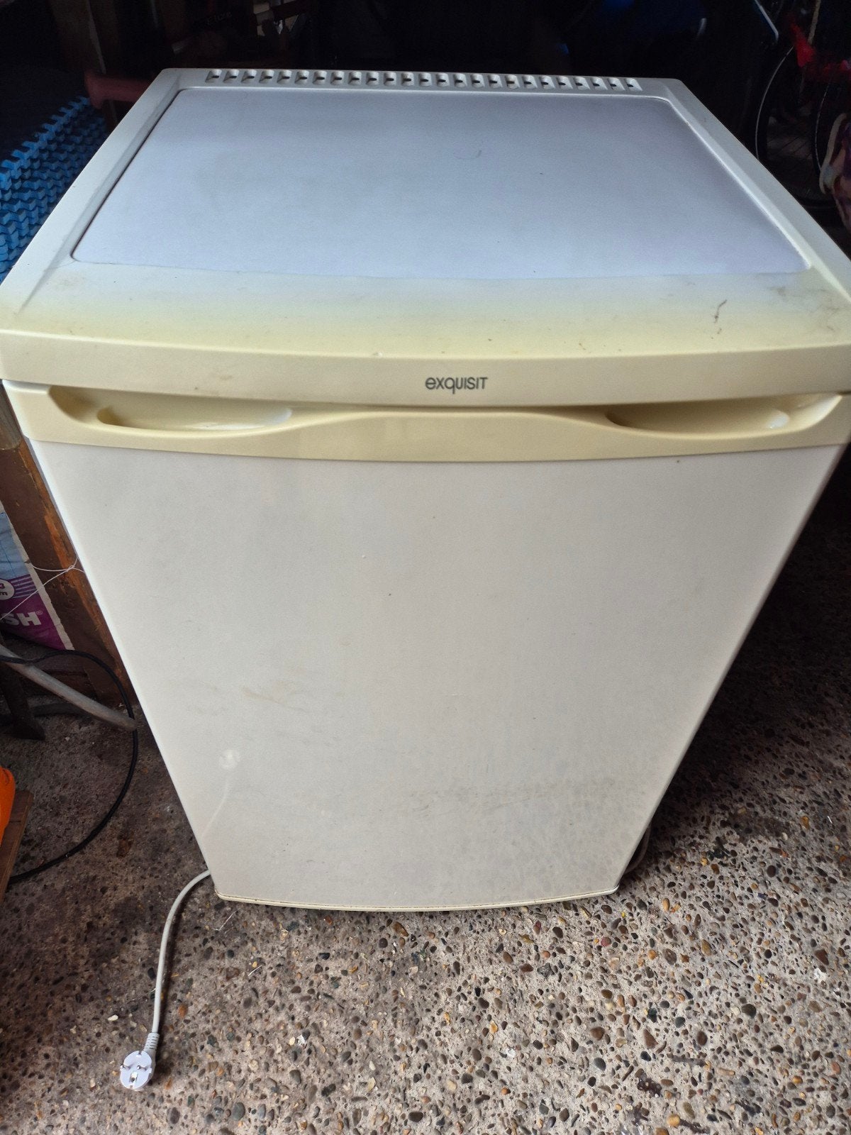 Compacte Exquisit koelkast - Ideaal voor kleine ruimtes, Ophalen, Minder dan 85 cm, Minder dan 75 liter, 45 tot 60 cm