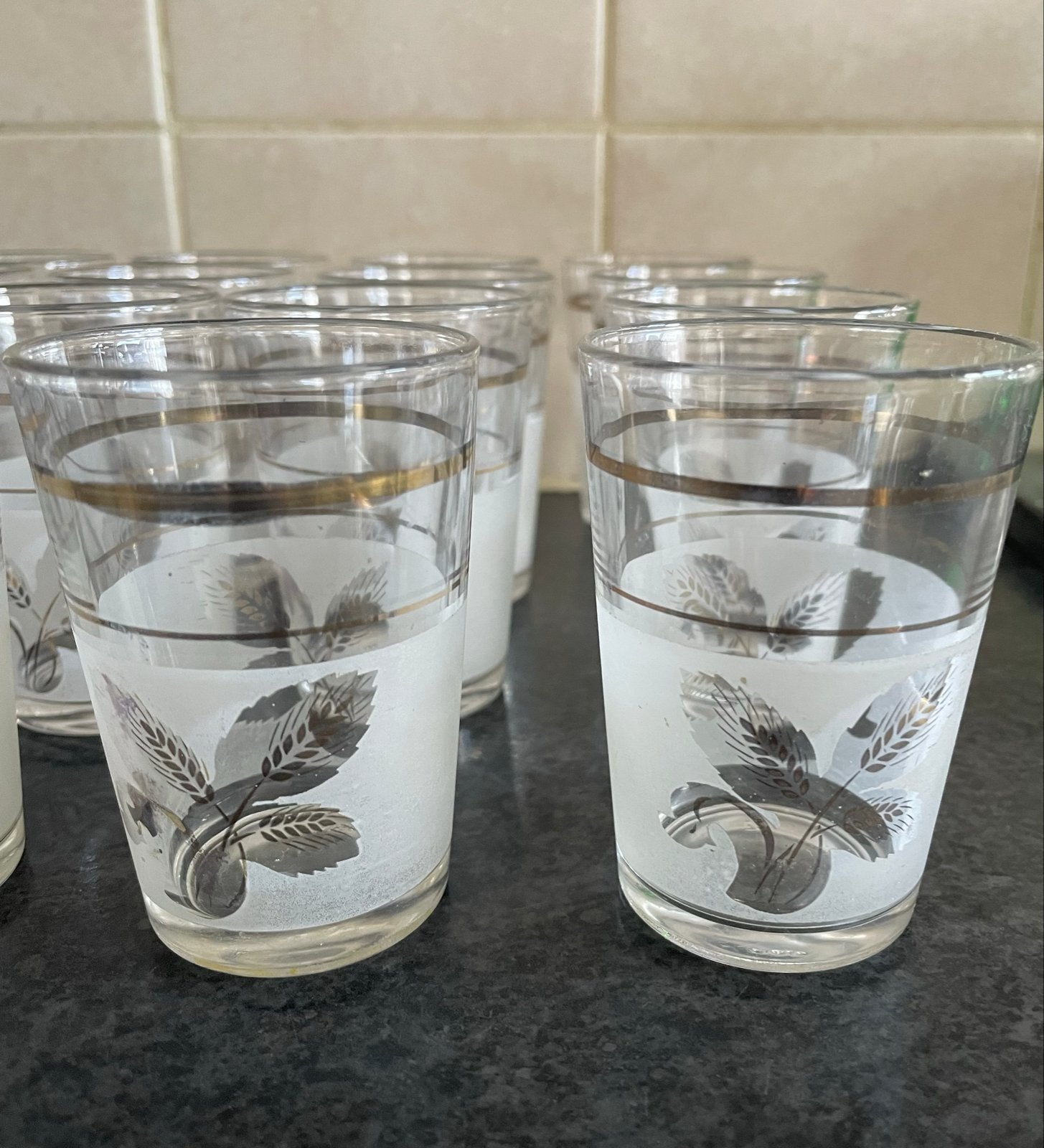 Set van 20 vintage glazen met gouden rand en graanmotief, Huis en Inrichting, Ophalen, Glas of Glazen, Overige stijlen, Glas