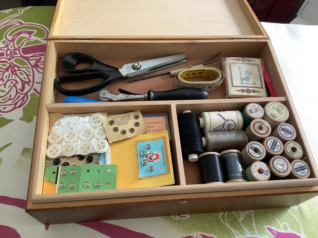 Vintage oude naaidoos/kist dubbellaag met veel inhoud, Ophalen of Verzenden, Gebruikt, Overige typen