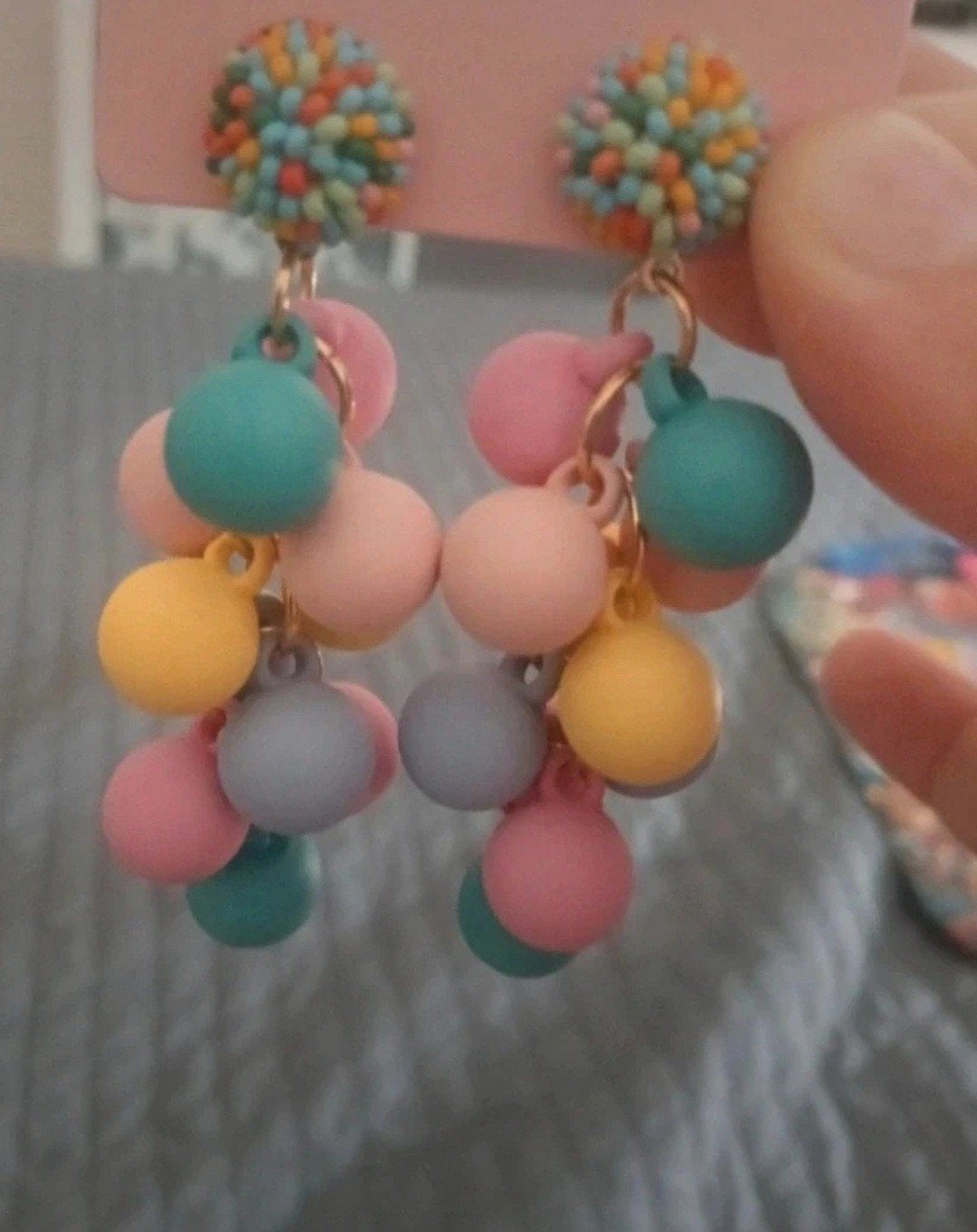 Nieuwe kleurrijke oorbellen met pompons en balletjes, Ophalen, Overige materialen, Hangers, Overige kleuren