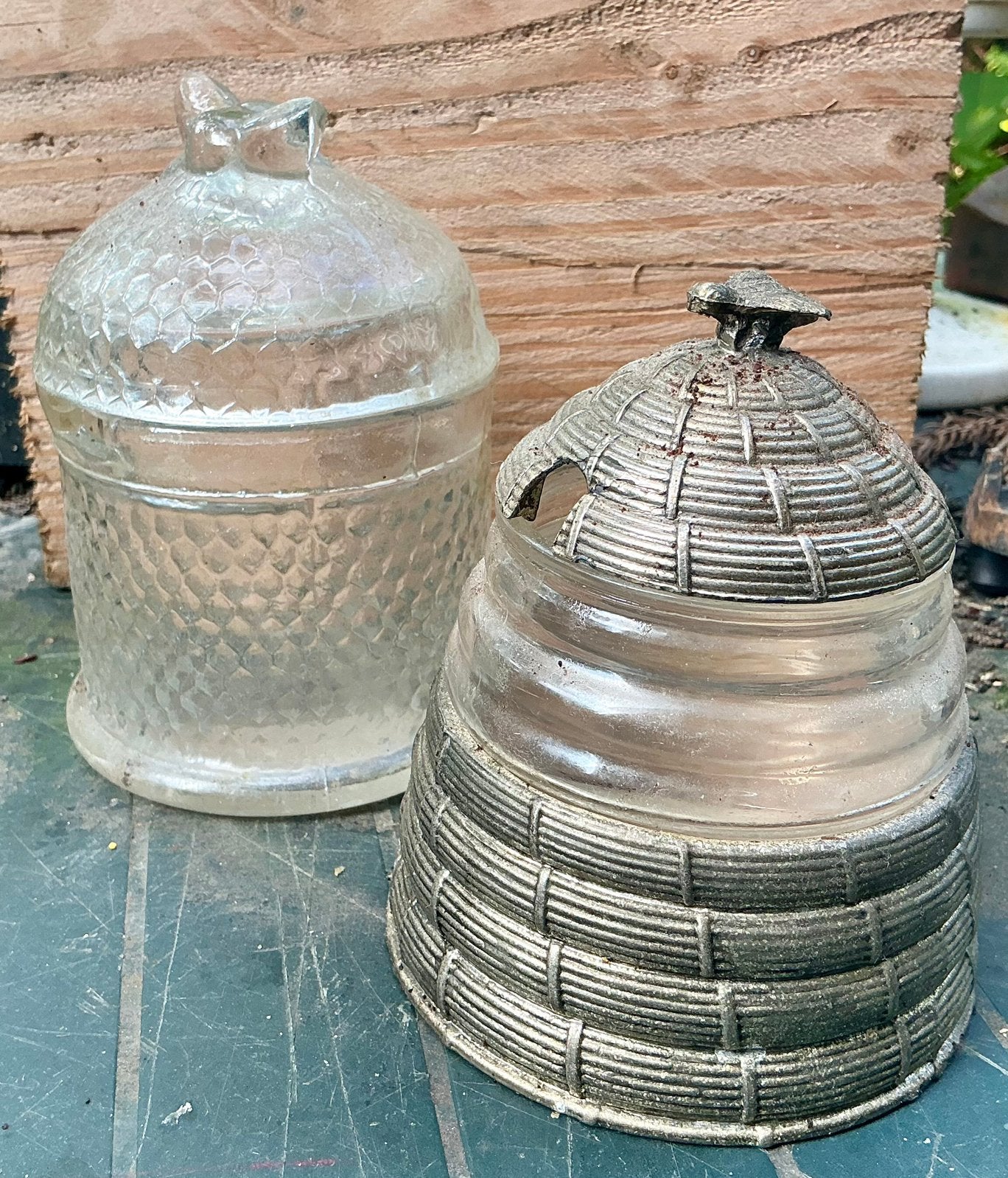 2 antieke honingpotjes., Glas, Ophalen of Verzenden, Gebruikt, Inclusief decoratie