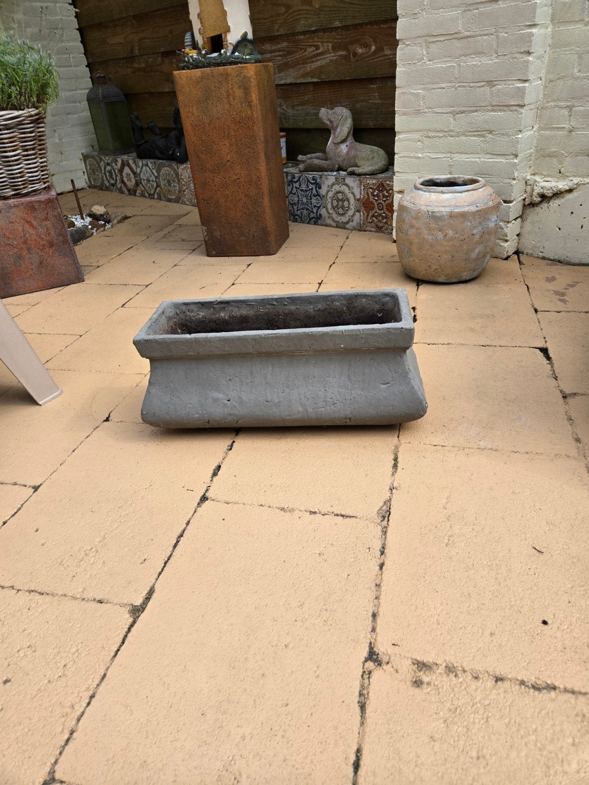 Grijze landelijke bloempot, Tuin en Terras, Bloempotten, Gebruikt, 40 cm of meer, Ophalen of Verzenden, Minder dan 40 cm