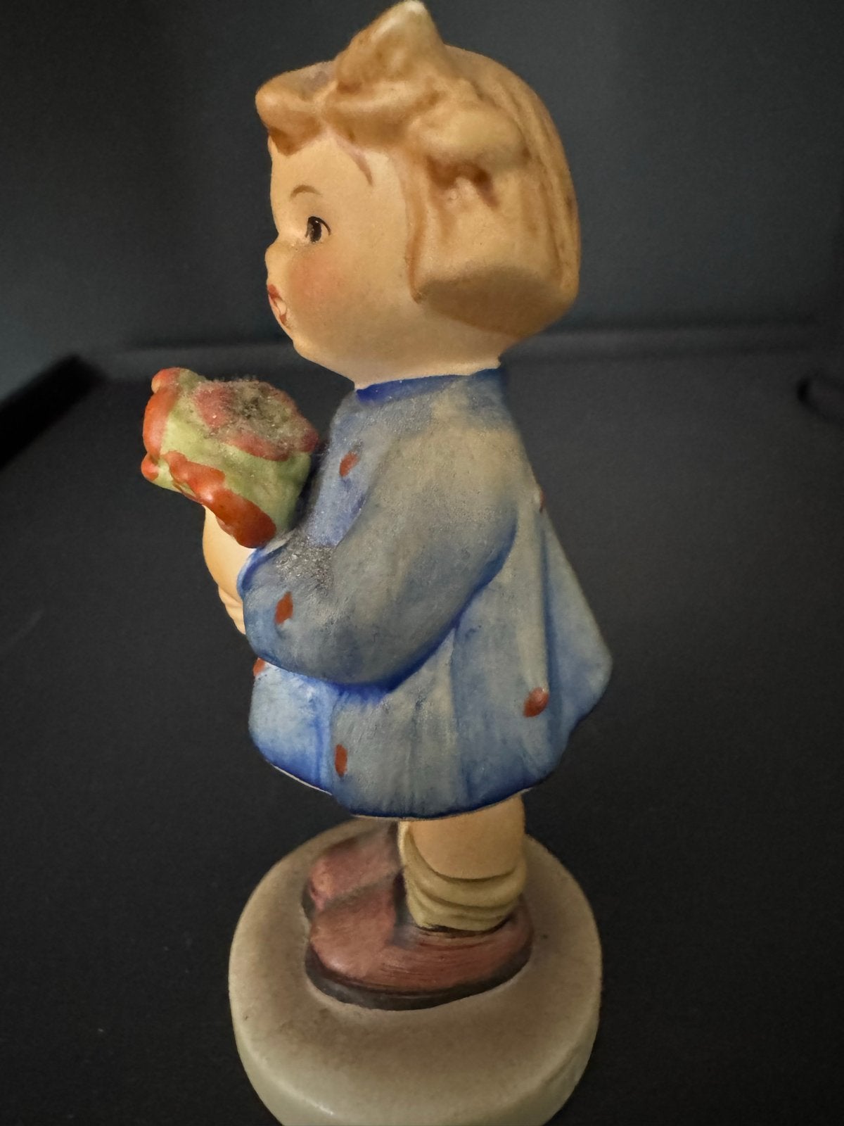 Vintage Hummel beeldje: Jongen met bloemen, Goebel 1967, Verzamelen, Verzenden, Gebruikt, Hummel