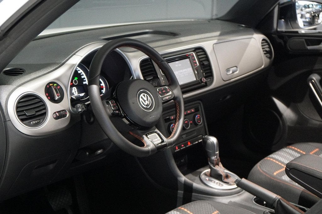 Volkswagen Beetle Cabriolet 1.2 TSI Club + CAMERA / XENON /, Auto's, Volkswagen, Stof, 4 cilinders, Cabriolet, 4 stoelen