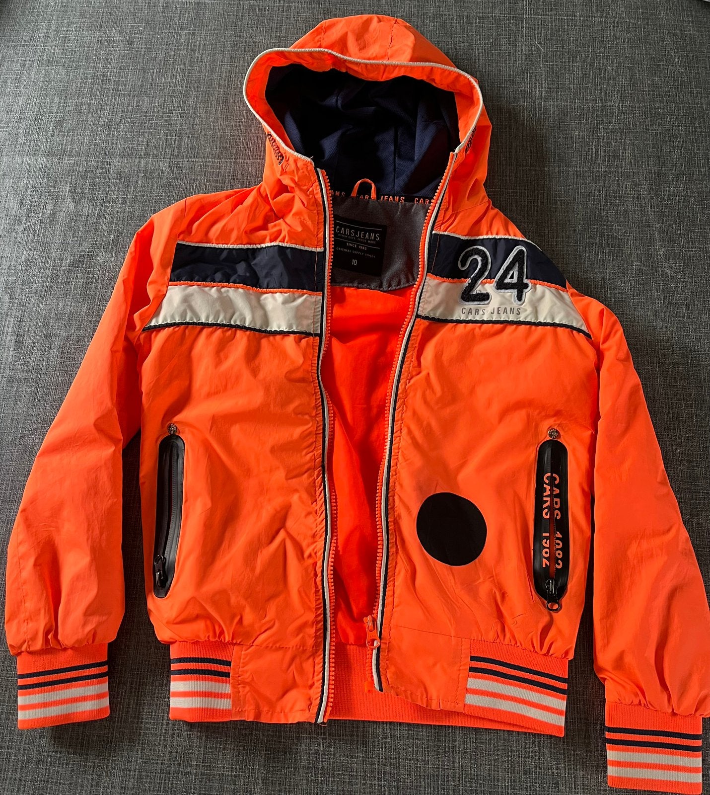 Jas Cars, lente/zomer jas Londo, maat 10, maar valt klein, Kinderen en Baby's, Kinderkleding | Maat 134, Ophalen of Verzenden