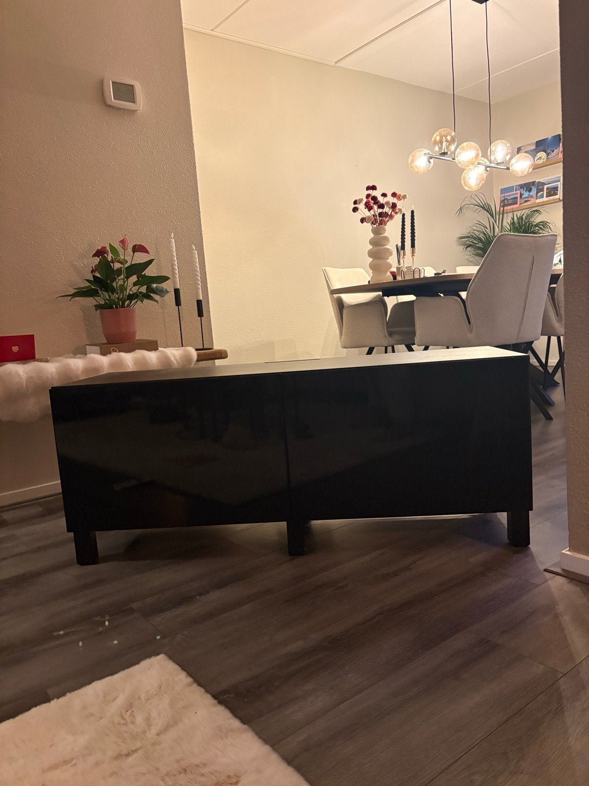 Zwart TV-meubel met hoogglans deuren, Ophalen, Kunststof, Gebruikt, 100 tot 150 cm