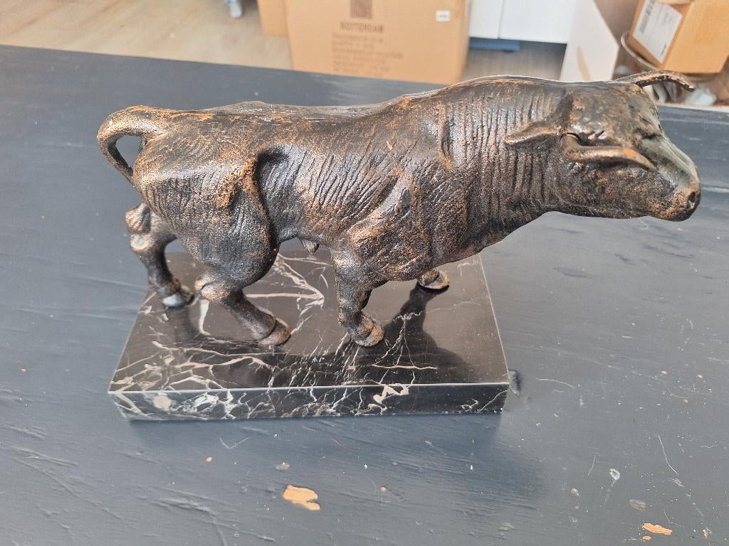 Stier op sokkel, Ophalen