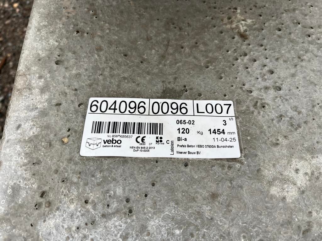 Prefab betonnen lateien / balken – 120kg – 1454mm & 1518mm, Ophalen, Zo goed als nieuw, Bakstenen