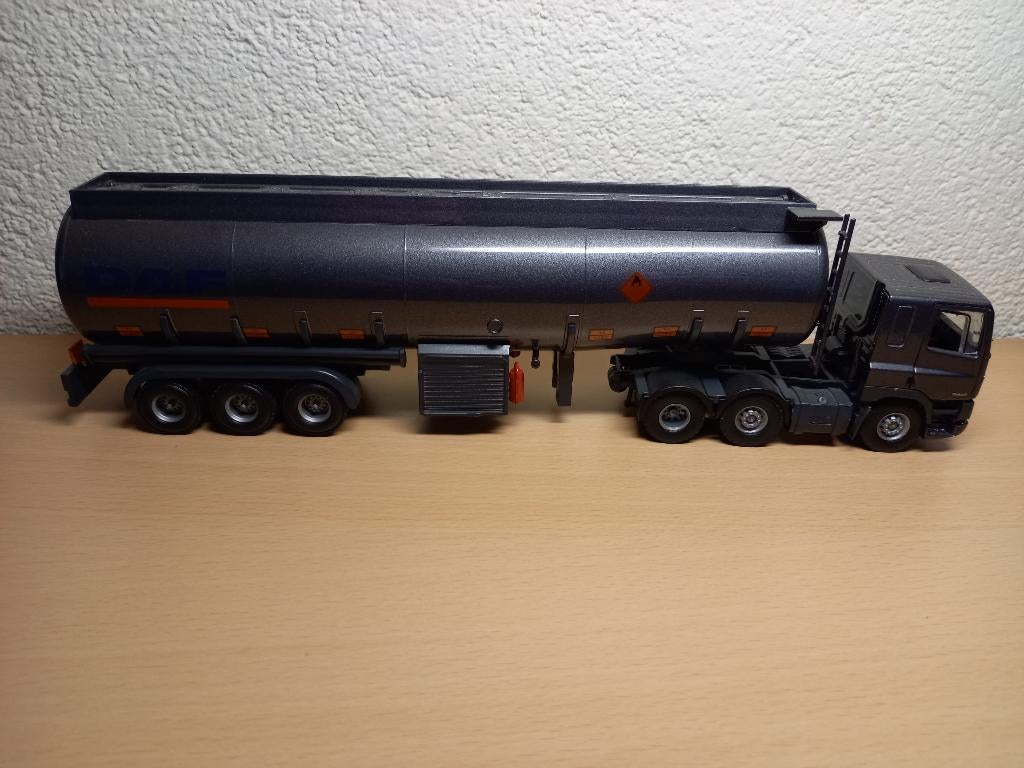 Tankwagen met DAF TRUCK, Hobby en Vrije tijd, Modelauto's | 1:50, Ophalen of Verzenden, Zo goed als nieuw, Bus of Vrachtwagen