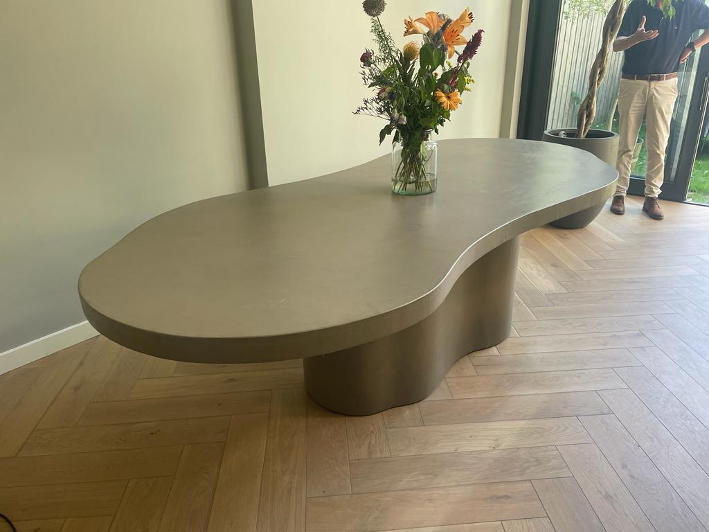 Foto 11 van Organische eettafel, tafel beton cire op maat, japandi