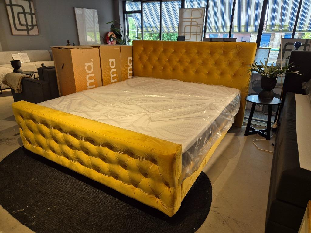 Boxspring Braga Gecapitonneerd Velvet  Direct Leverbaar !