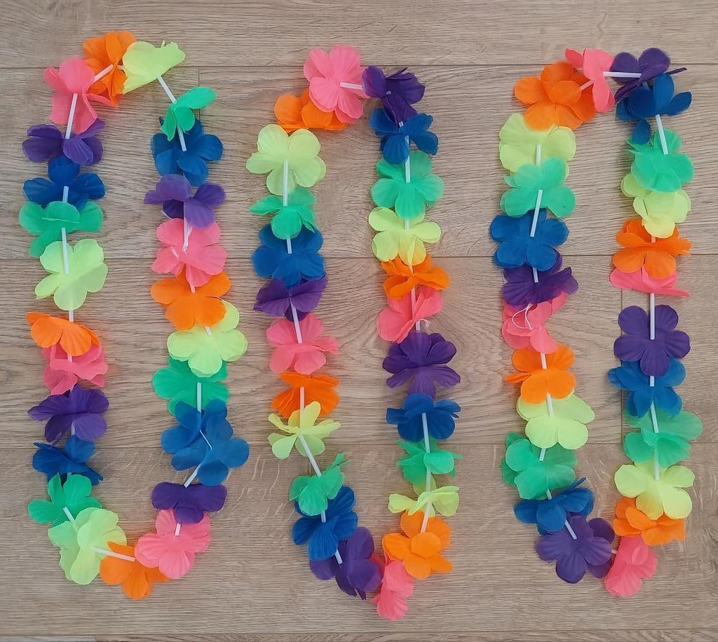 Carnaval,  hawaii kettingen,  3 stuks voor 50 cent, Ophalen of Verzenden, Zo goed als nieuw, Carnaval