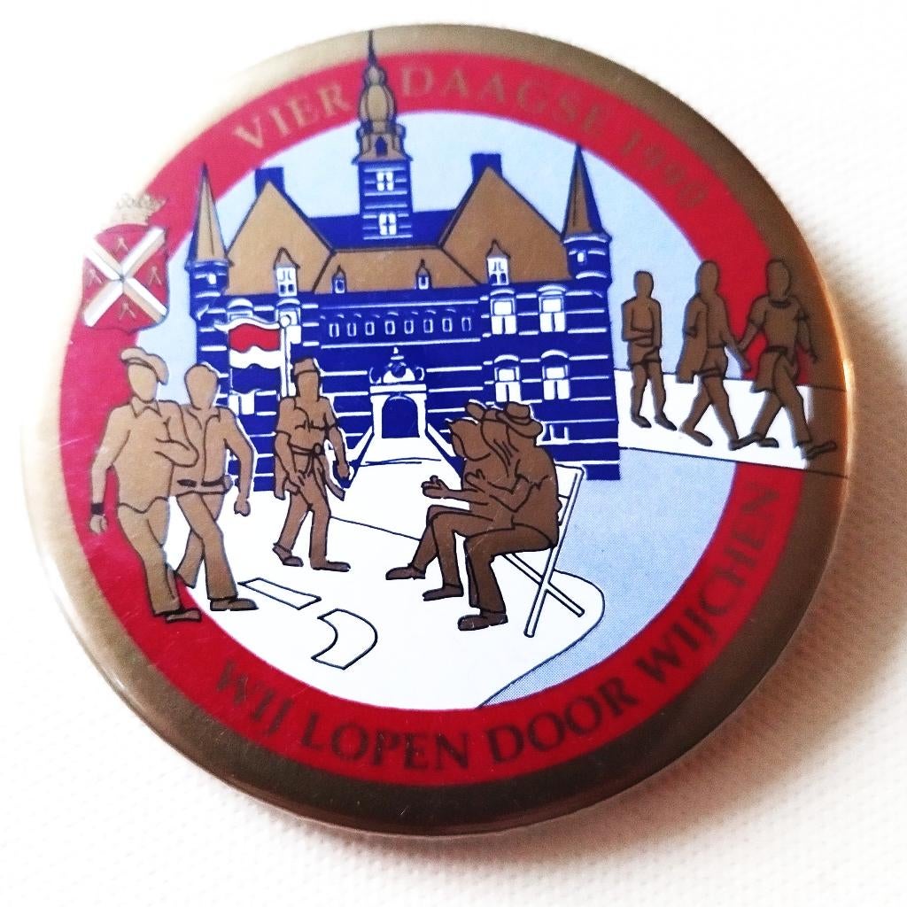 oude button 4Daagse, Nijmeegse Vierdaagse, Wijchen 1990, Verzamelen, Speldjes, Pins en Buttons, Ophalen of Verzenden, Zo goed als nieuw