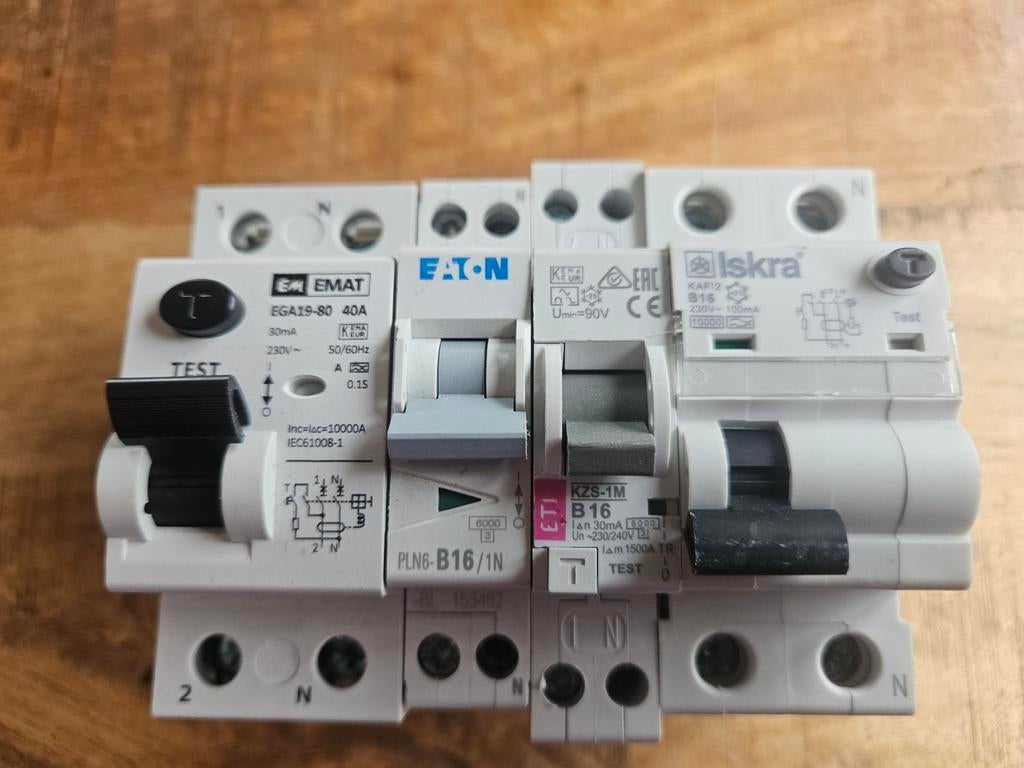 Iskra EMAT aardlekschakelaars EATON ETI automaten, Hobby en Vrije tijd, Elektronica-componenten, Ophalen of Verzenden