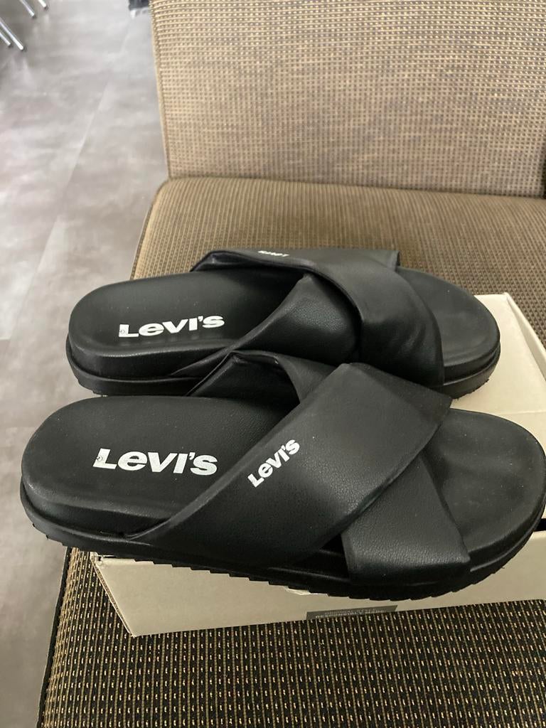 Levi's Slippers - Comfortabel en Stijlvol, Slippers, Zwart, Ophalen of Verzenden, Zo goed als nieuw