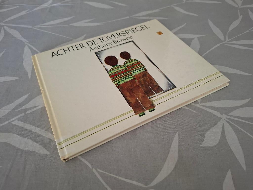 ACHTER DE TOVERSPIEGEL - Anthony Browne, Ophalen of Verzenden, Gelezen, Fictie algemeen