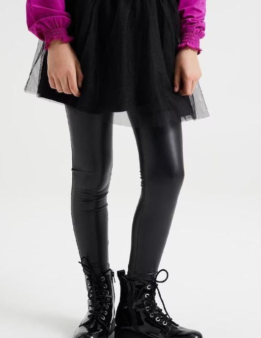 Mooie zwarte WE fake leer glanzende legging maat 146-152., Broek, Zo goed als nieuw, WE Fashion, Verzenden
