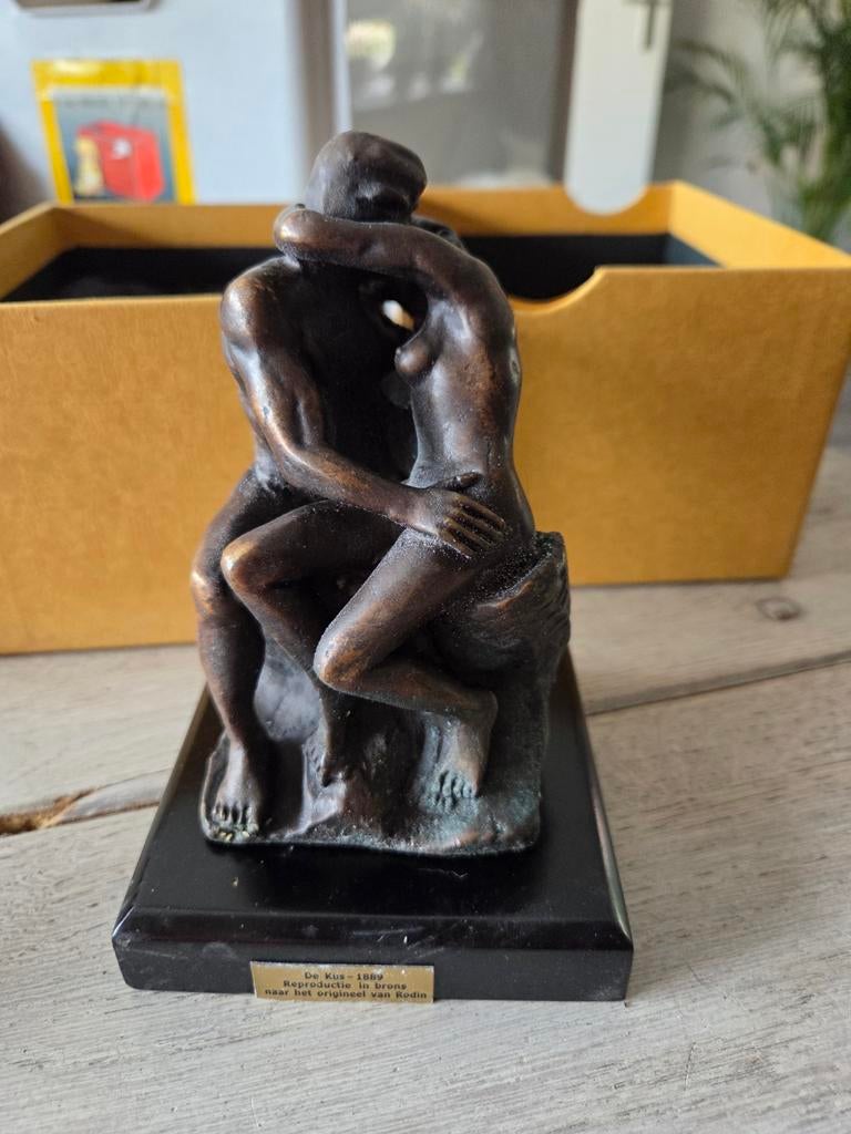 De Kus - Auguste Rodin - Bronzen beeld op sokkel, Antiek en Kunst, Minder dan 20 cm, Ophalen of Verzenden, Brons, Scène
